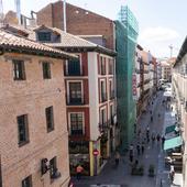 Diez viviendas y un local comercial en el edificio con andamios de Platerías