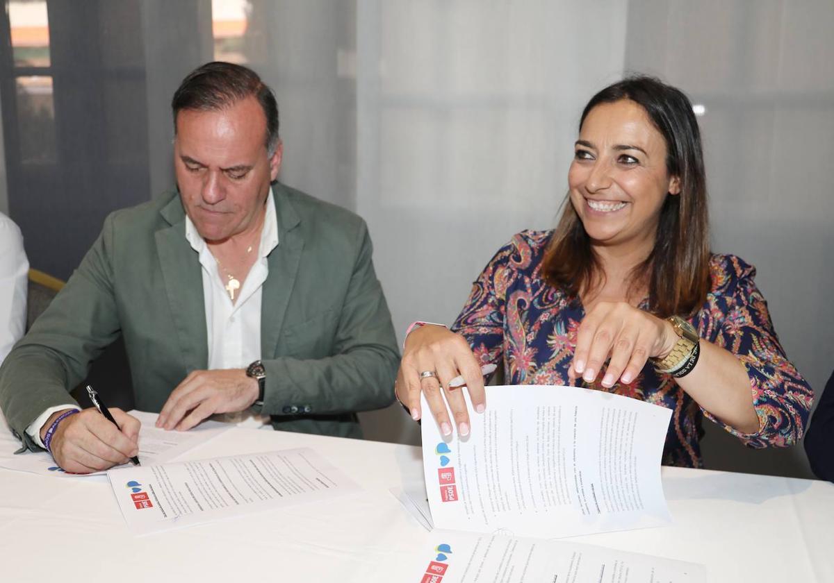 Domiciano Curiel y Miriam Andrés firman el acuerdo.