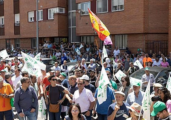 Algunos de los manifestantes, a las puertas de la Consejería de Agricultura.