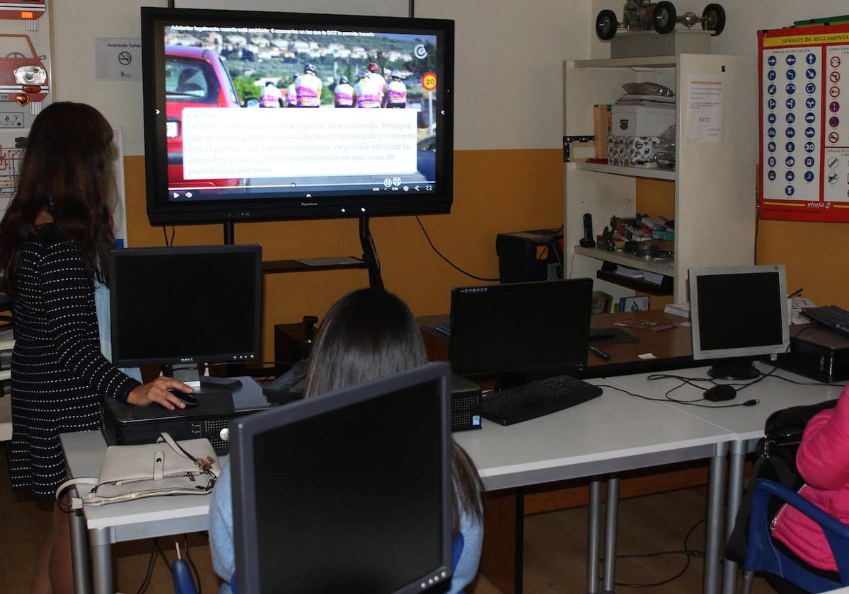 Clases teóricas en una autoescuela.