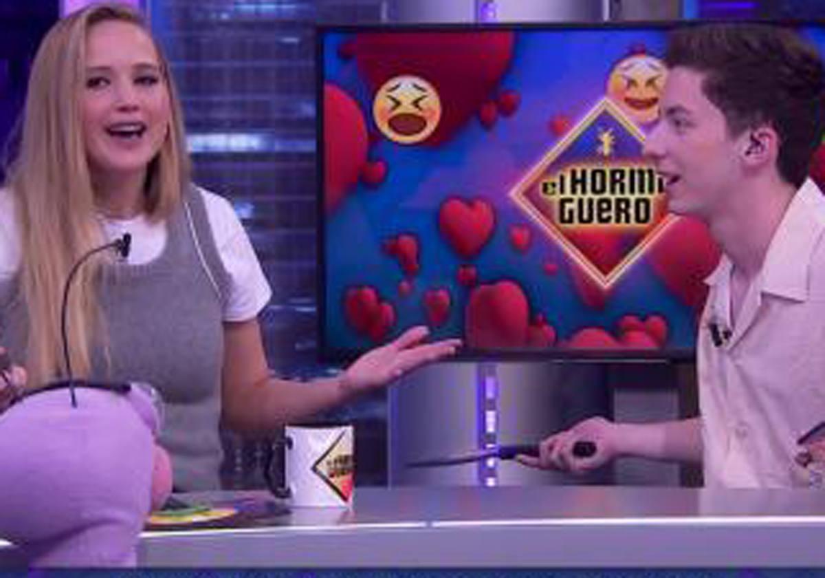 Jennifer Lawrence y Andrew Barth Feldman en 'El Hormiguero'.