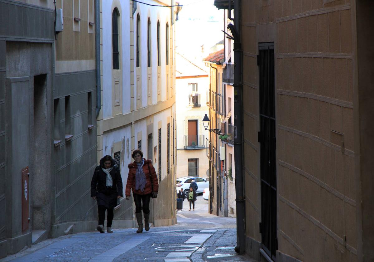 Vecinas en una calle del casco antiguo de Segovia.