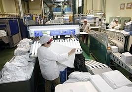 Trabajadores en una lavandería industrial.