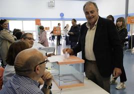 Avelino Álvarez, futuro alcalde de Laguna, vota en las elecciones del pasado 28 de mayo.