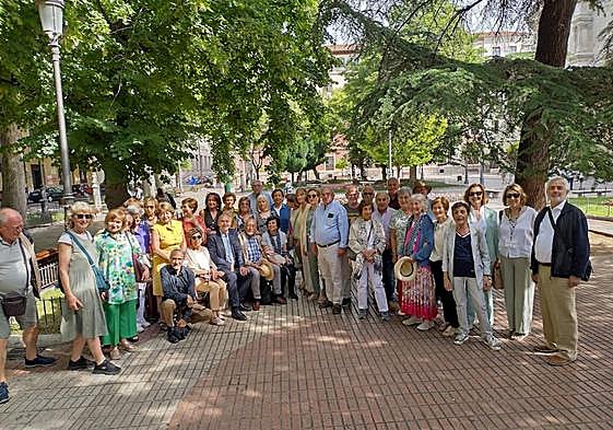 Los egresados de Filosofía y Letras de 1973 en su reencuentro en la Plaza Santa Cruz