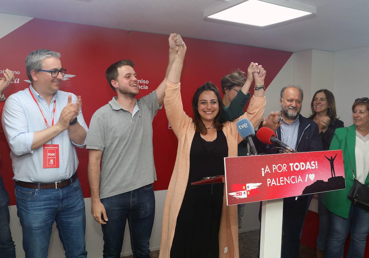 Miriam Andrés celebra la victoria con sus compañeros de candidatura.