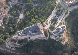 Vista aérea del Alcázar de Segovia, rodeado de vegetación en torno al valle del Clamores.