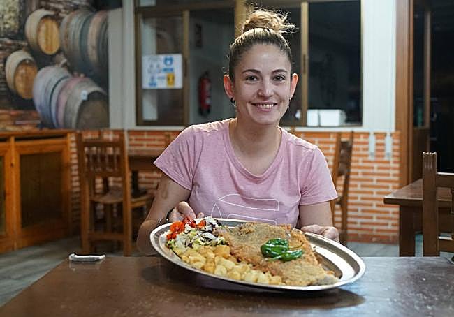 Aroa Ares del dío con su generoso cachopo en su sidrería de Arroyo