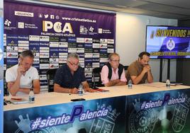 Fernando Maté 'Pahito', a la izquierda, junto al presidente del Palencia Cristo, David Nieto, Jesús Guerra y José David Nieto, este jueves.