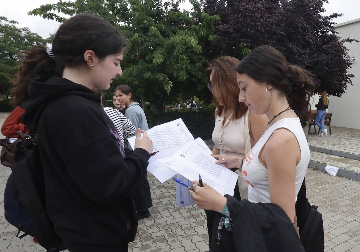 Estudiantes en la EBAU.