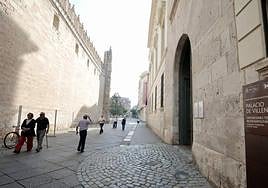 El Colegio de San Gregorio, a la izquierda, y enfrente, el Palacio de Villena en la calle Cadenas de San Gregorio,