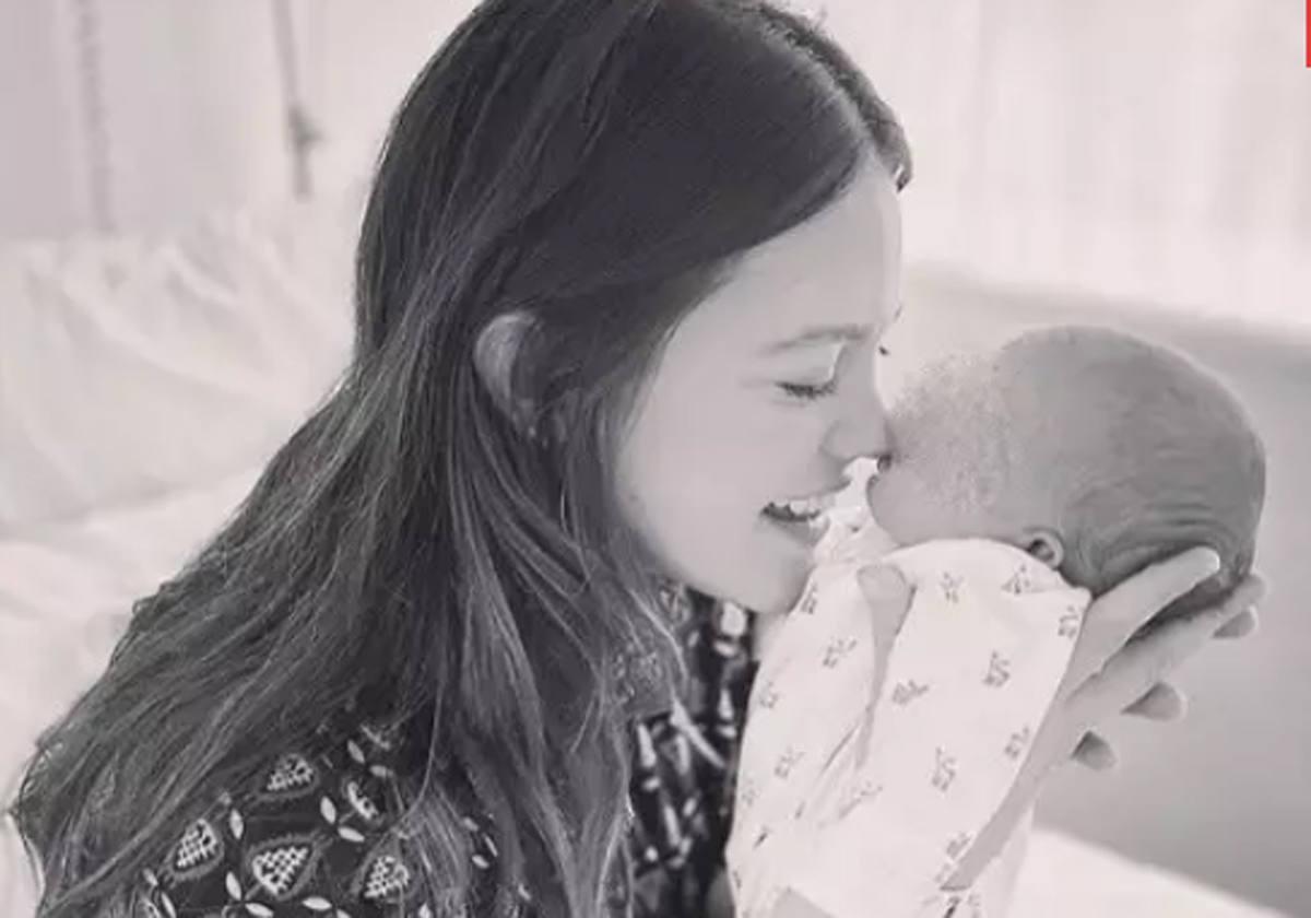 Isabelle con su hija, recién nacida, Philippa.