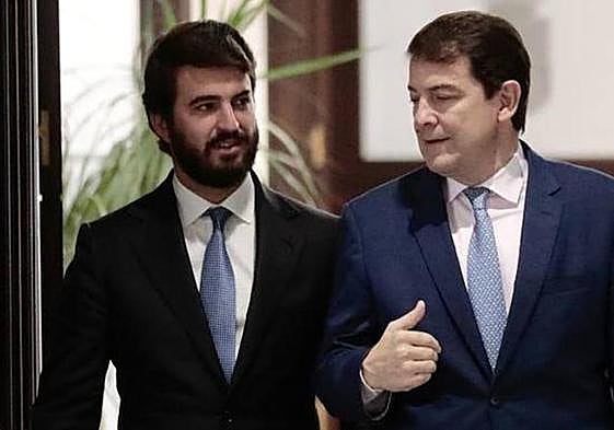 Juan García-Gallardo y Alfonso Fernández Mañueco, el año pasado, tras presentar el proyecto de presupuestos para 2023.