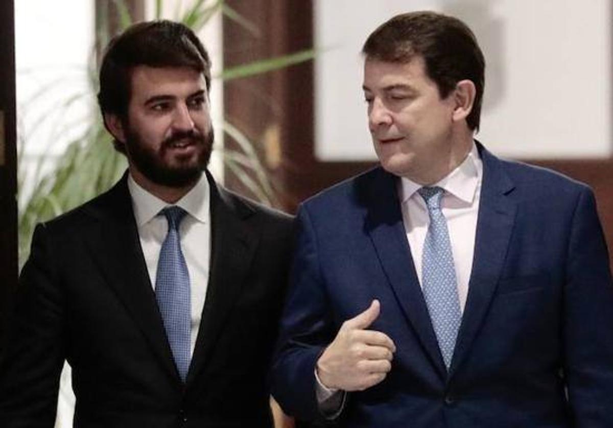 Juan García-Gallardo y Alfonso Fernández Mañueco, el año pasado, tras presentar el proyecto de presupuestos para 2023.