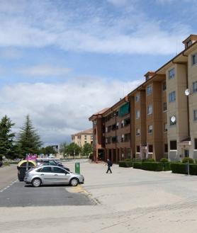 Imagen secundaria 2 - Desde arriba, el arbolado brilla por su ausencia en las plazas Fernando de Rojas, Tirso de Molina y Calderón de la Barca, todas en el barrio de Nueva Segovia.