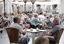 Terrazas llenas en la Plaza Mayor de Valladolid.