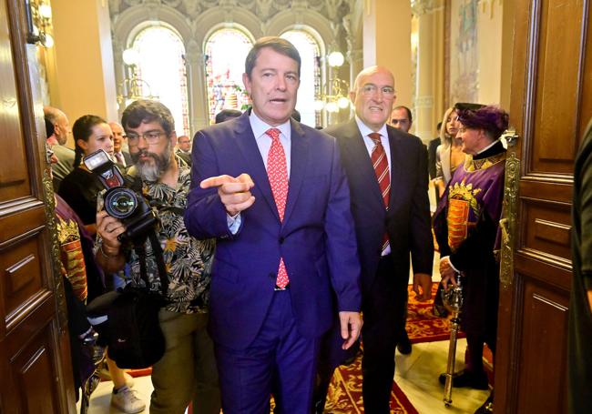 Alfonso Fernández Mañueco, junto a Jesús Julio Carnero, a quien acompañó en su toma de posesión.