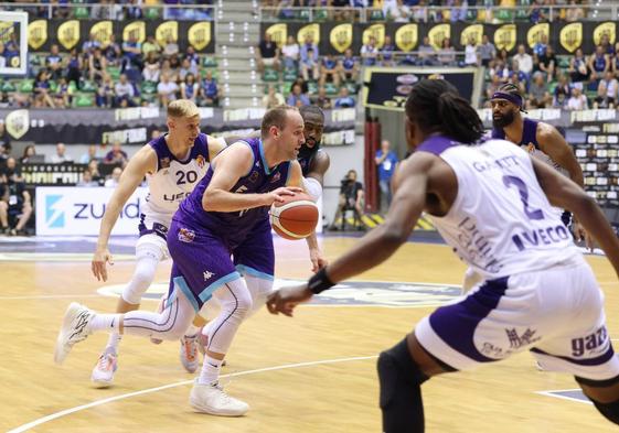 Schmidt supera a la defensa del Pucela Basket.