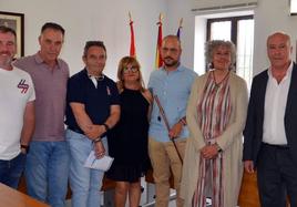 Corporación municipal del Ayuntamiento de Alar del Rey, con Roberto Santos tercero por la derecha.