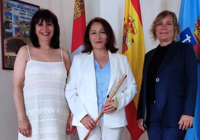 Pilar Martín (centro), junto a las dos concejalas del PP, ayer.