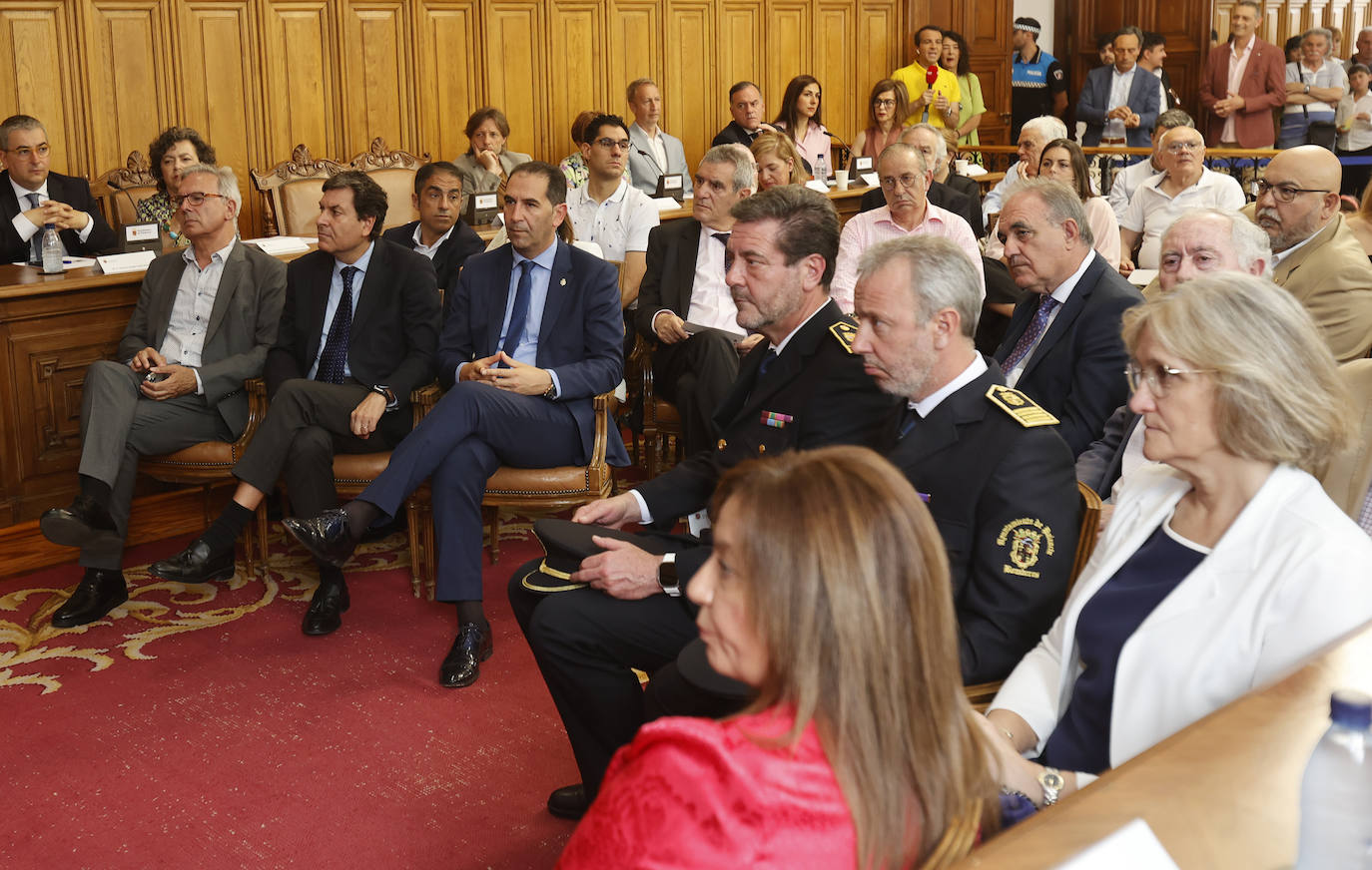 Representantes institucionales y familiares, en la zona reservada para invitados.