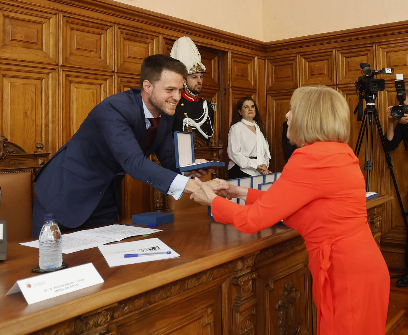 Álvaro Bilbao le entrega la medalla a Rosario García.