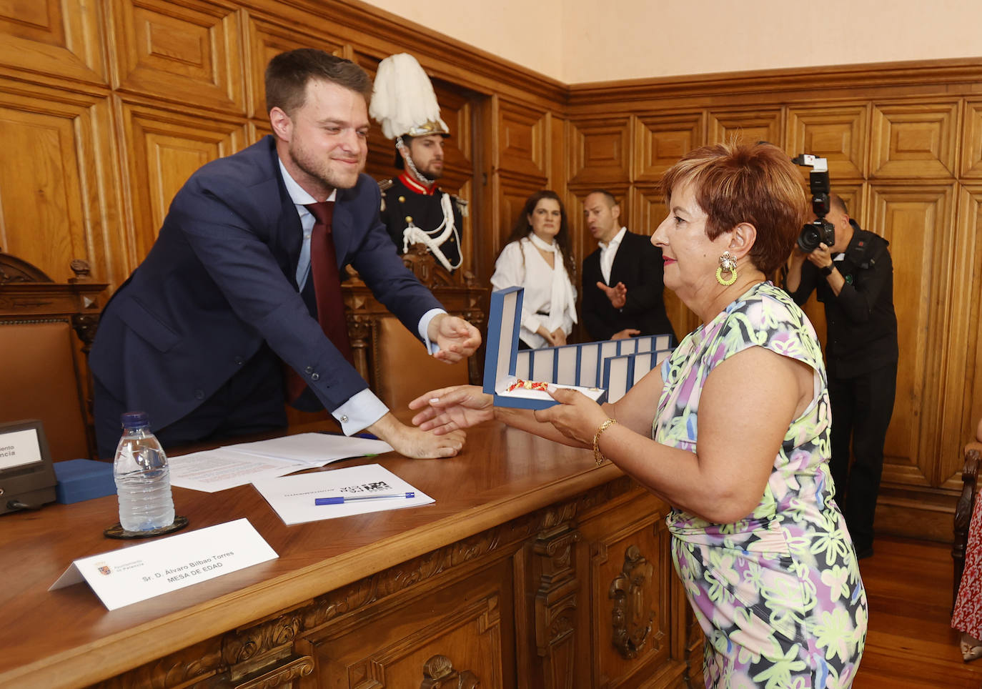 Álvaro Bilbao entrega la medalla a Marimar Rodríguez.