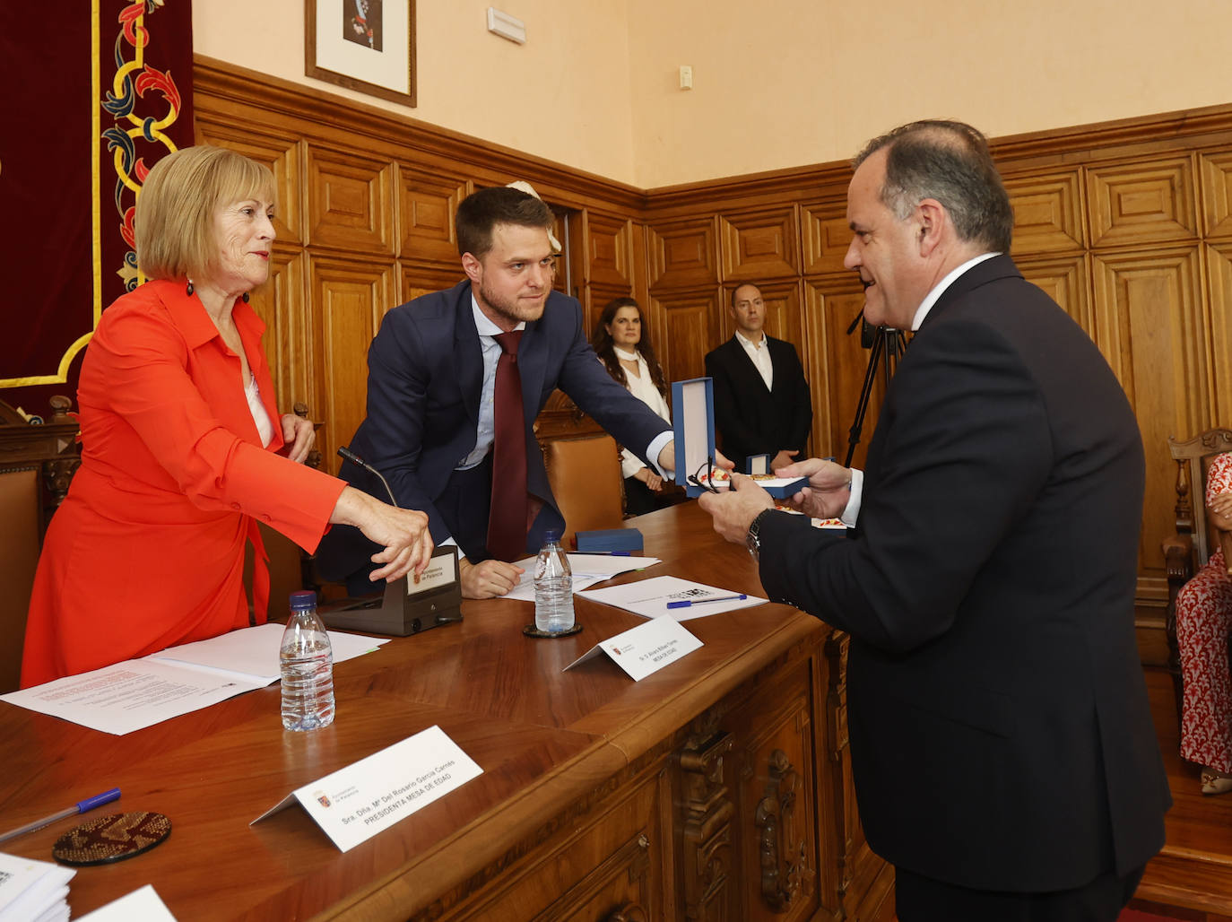 Entrega de la medalla a Domiciano Curiel.