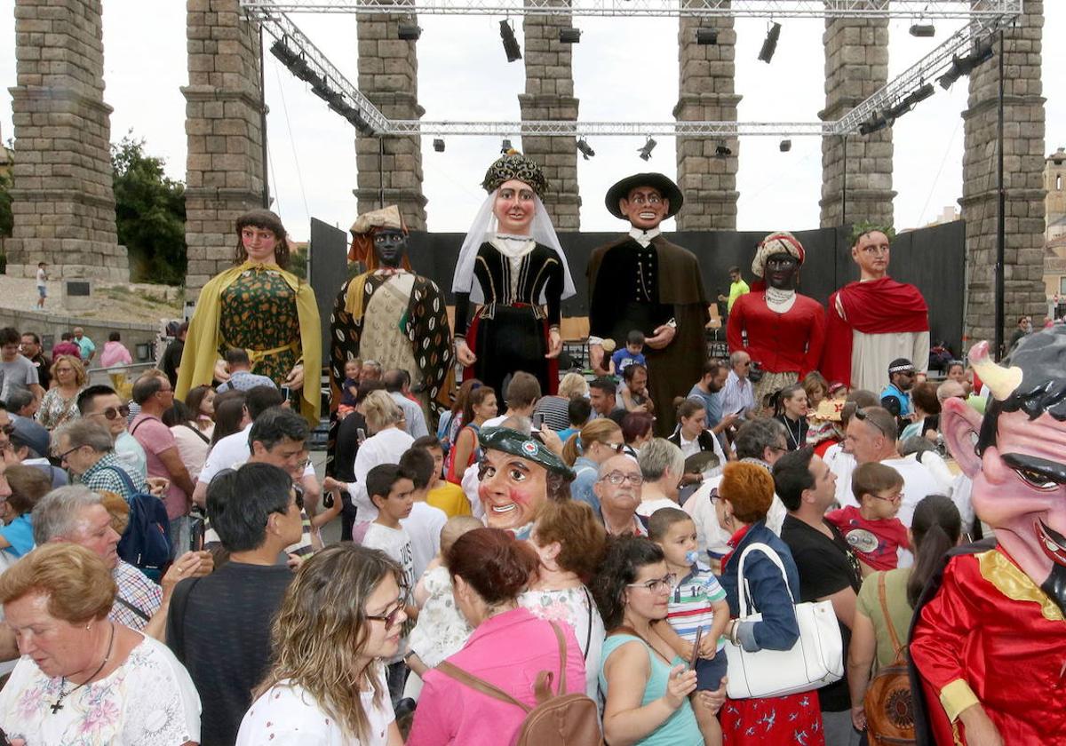 Gigantes y cabezudos, en una fiestas anteriores de Segovia.