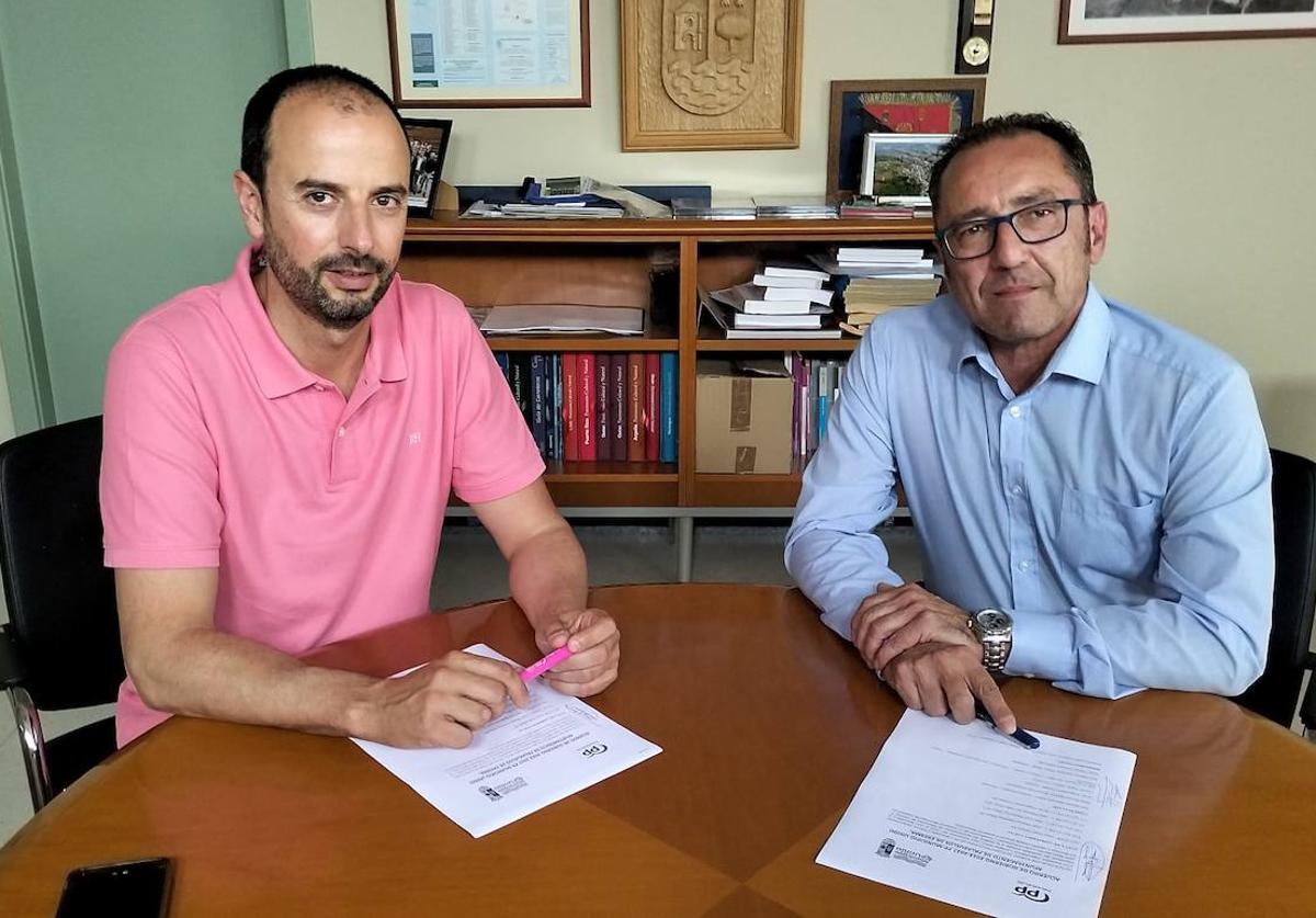 Juan José Martín Sevillano (Municipio Unido) y Jesús Nieto (PP), con el acuerdo de gobierno.