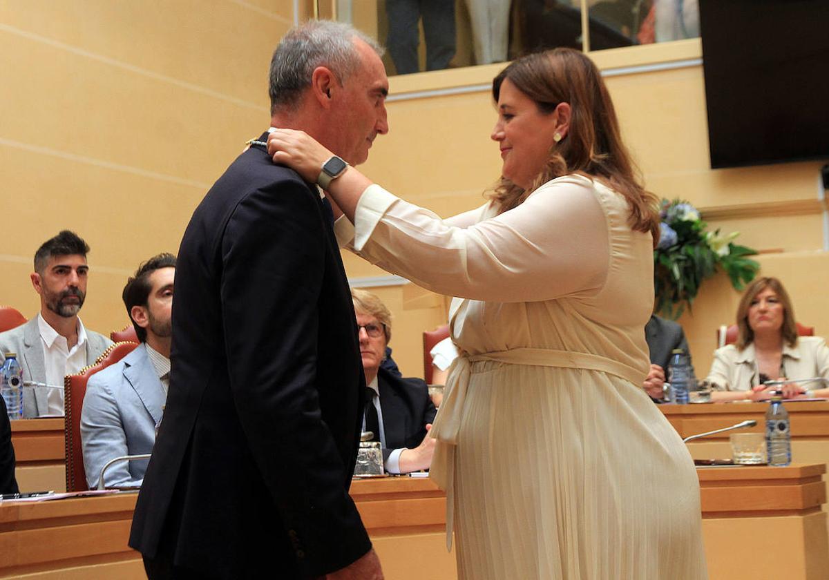 Clara Martín coloca a José Mazarías la medalla de alcalde de la ciudad.