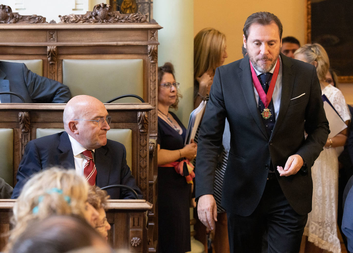 Óscar Puente pasa por delante de Jesús Julio Carnero en el momento de acceder al salón de plenos del ayuntamiento de Valladolid.