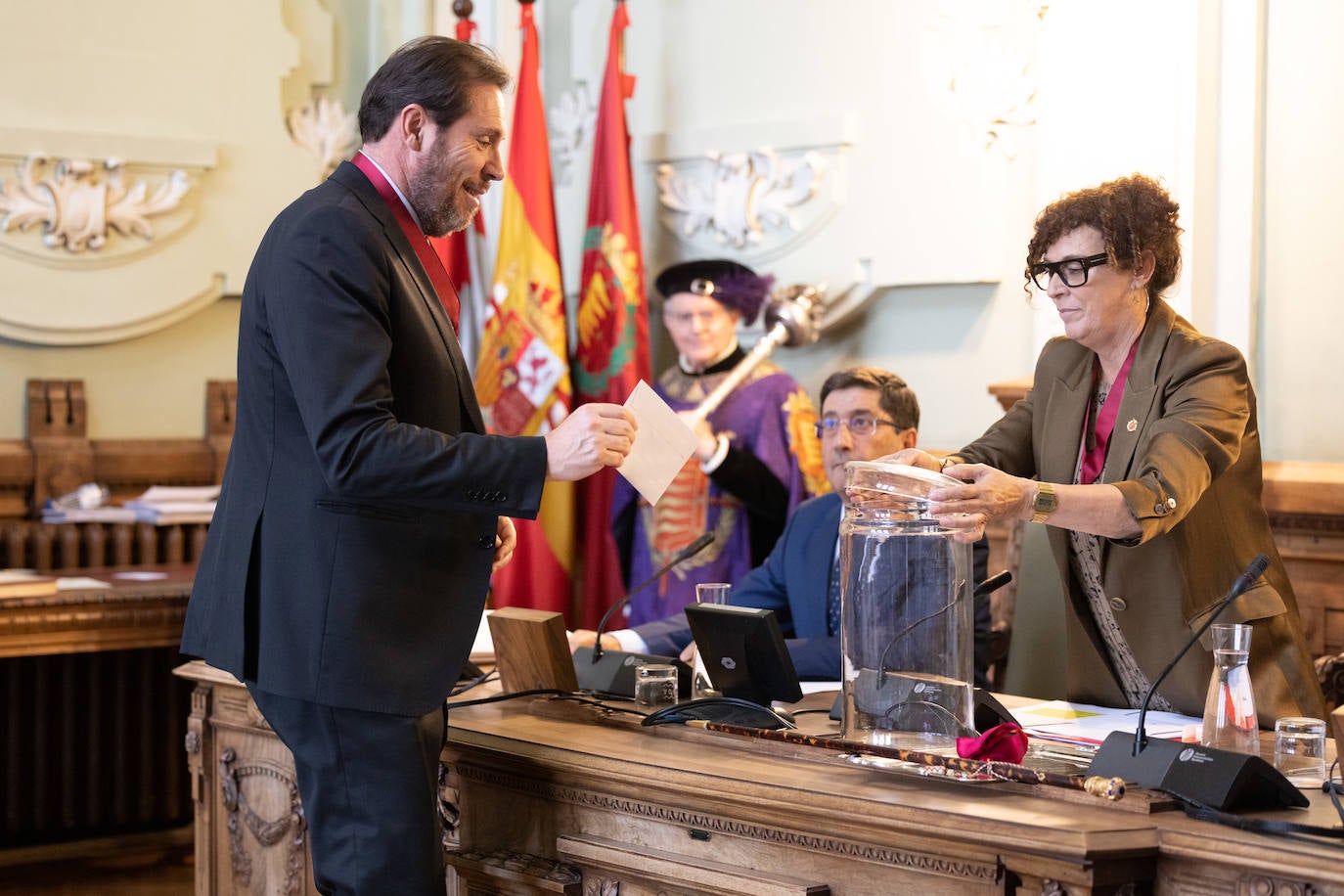 Óscar Puente emite su voto.