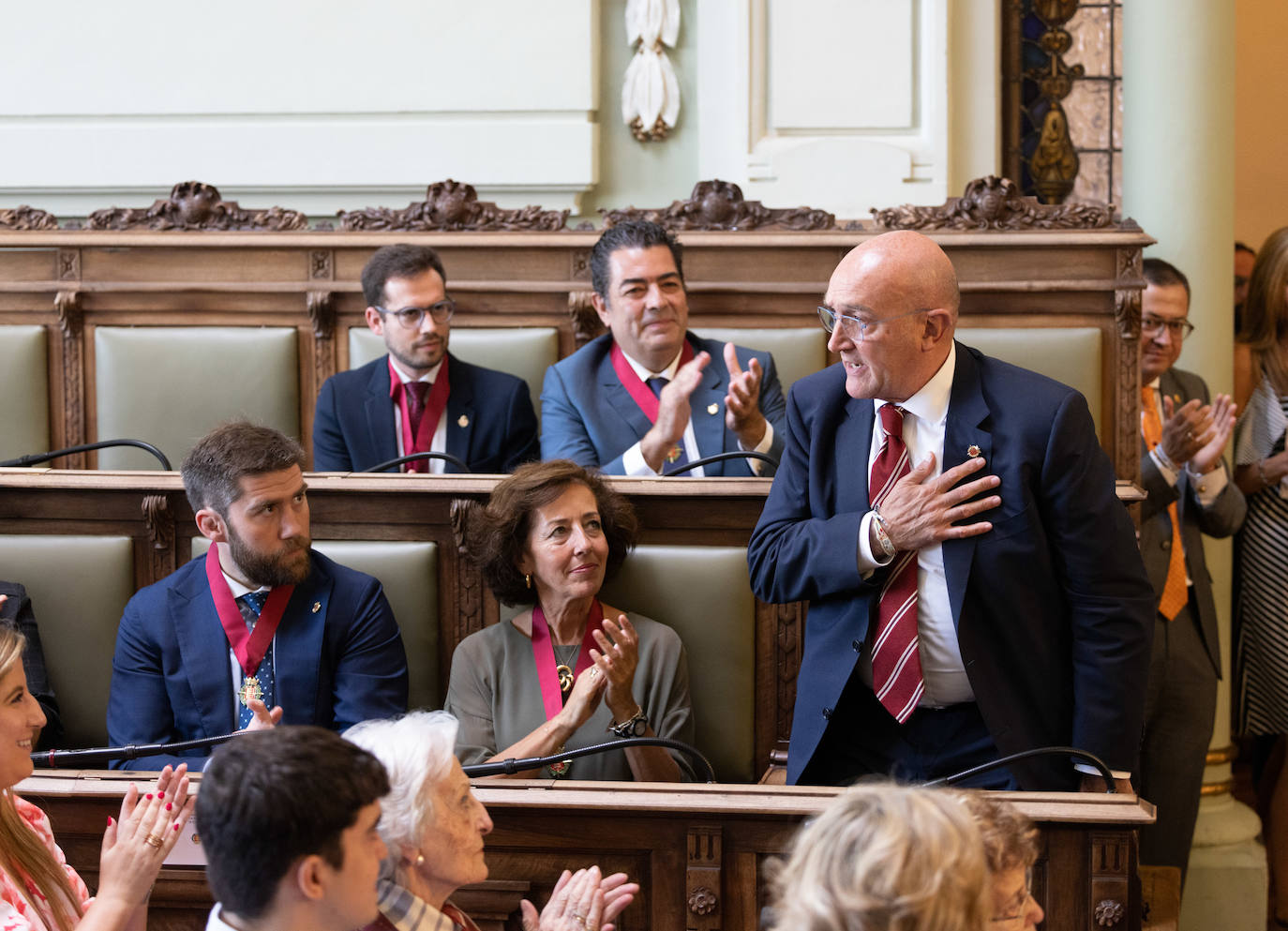 Jesús Julio Carnero, emocionado, recibe el aplauso de sus compañeros en la nueva Corporación Municipal.