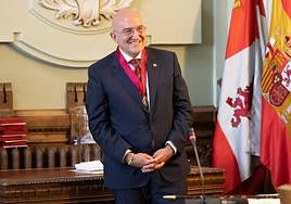 El nuevo alcalde de Valladolid, Jesús Julio Carnero, recoge el bastón de mando