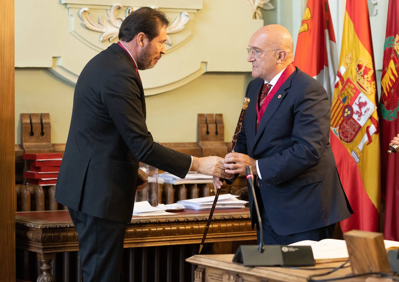 Óscar Puente entrega el bastón de mando a Jesús Julio Carnero, su sucesor en el cargo.