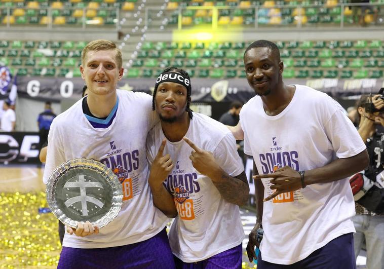 McGrew, Kamba y Mendy celebran el triunfo.