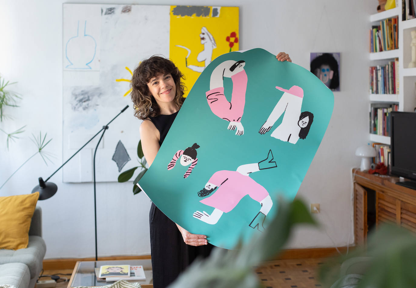 Dr Juanpa y María Simavilla muestran algunas de sus ilustraciones