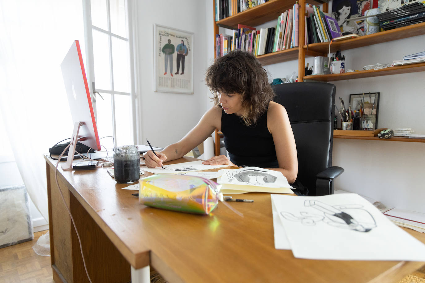 Dr Juanpa y María Simavilla muestran algunas de sus ilustraciones