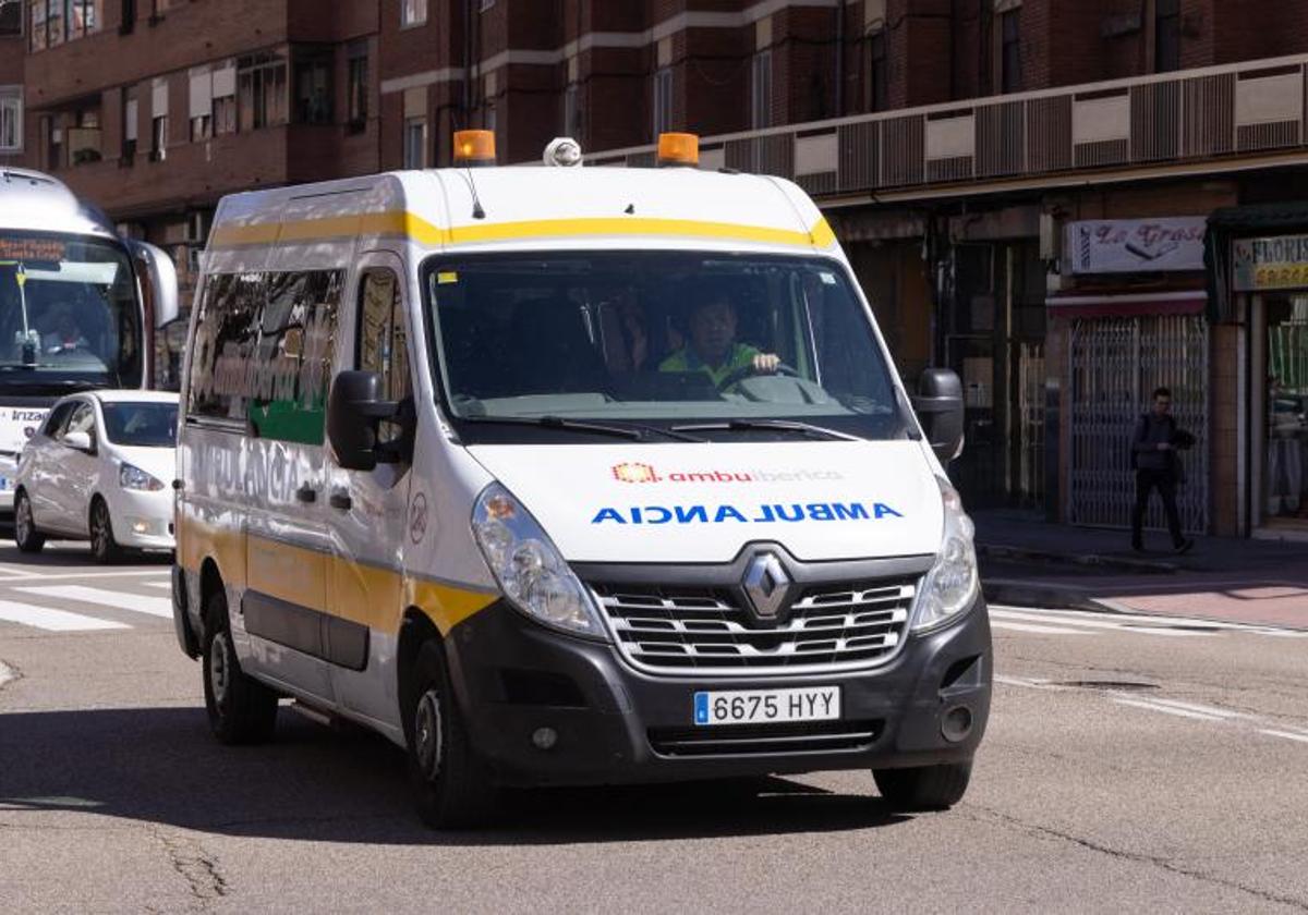 Imagen de archivo de una ambulancia en una calle de Valladolid.