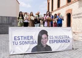 Cristina Nieto, prima de Esther lee durante el acto en memoria de la joven.