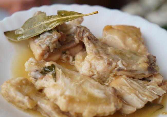 Detalle del pollo en pepitoria cocinado por Geña