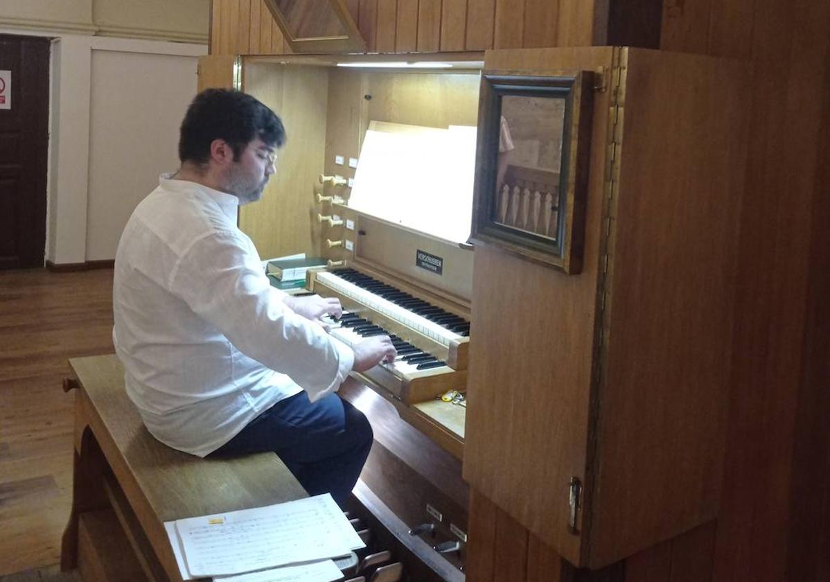 Jesús Ruiz, en el órgano del Santuario de Valladolid.