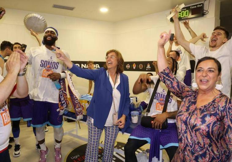 La alcaldesa de Palencia y la presidenta de la Diputación celebran el ascenso en el vestuario.