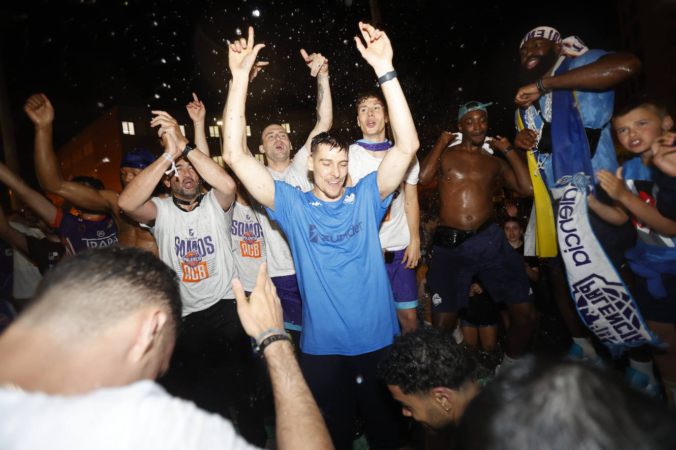 El Zunder Palencia celebra el ascenso a ACB en la Plaza de España