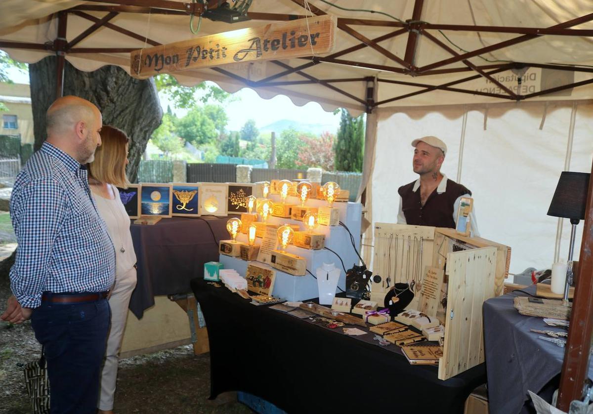 Uno de los puestos de venta en la Feria Visigoda de San Juan de Baños.