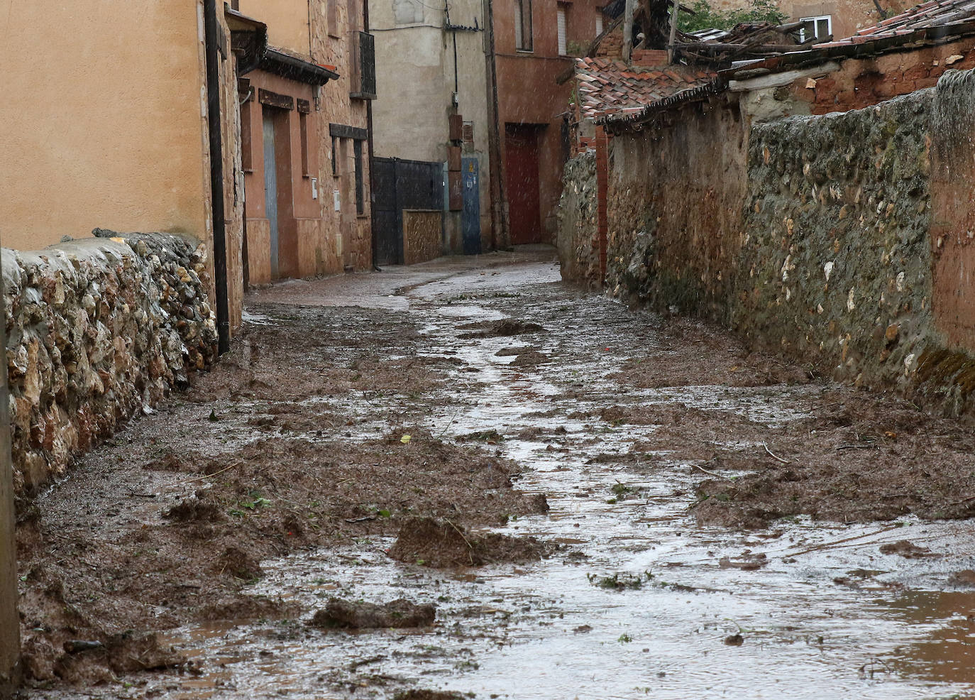 El rastro de la tormenta de granizo en Ayllón