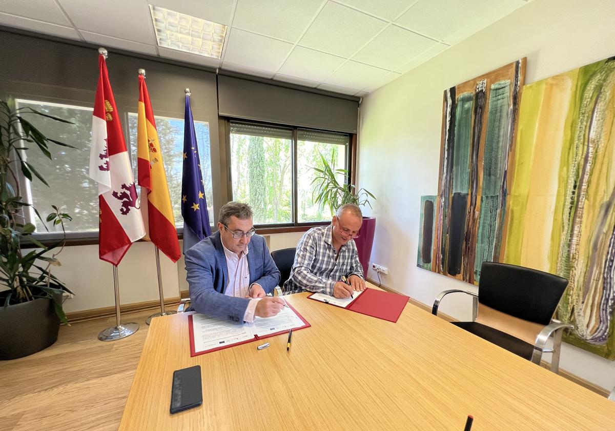 Rafael Sáez y José Antonio Escudero firman el convenio.