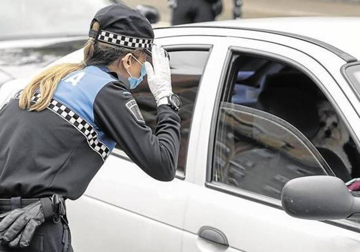 Una agente de la Policía Local de León, en una imagen de archivo.