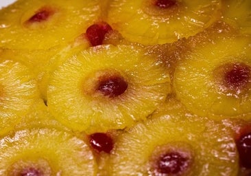 Tarta de piña con guindas para el verano